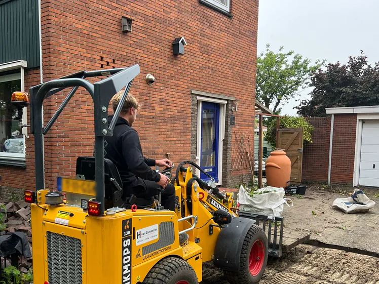Medewerker van Buitenvisie aan het werk met de shovel